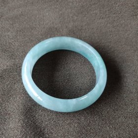 一只翡翠手镯