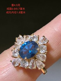 老凤祥18K，金镶嵌钻石戒指一枚。