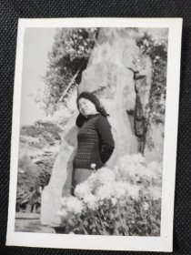 1970年代《老照片》女子闭眼装唾