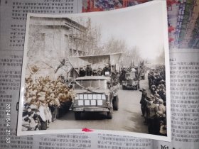 70年代老照片：新乡街头群众集会（2）1枚