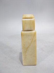 寿山石（锁形）印章，采用原石雕刻，雕刻精美，入刀深邃，石质坚硬 油润，手感圆滑。细节如图，净重164克 尺寸:9.5~2.7~2.7cm