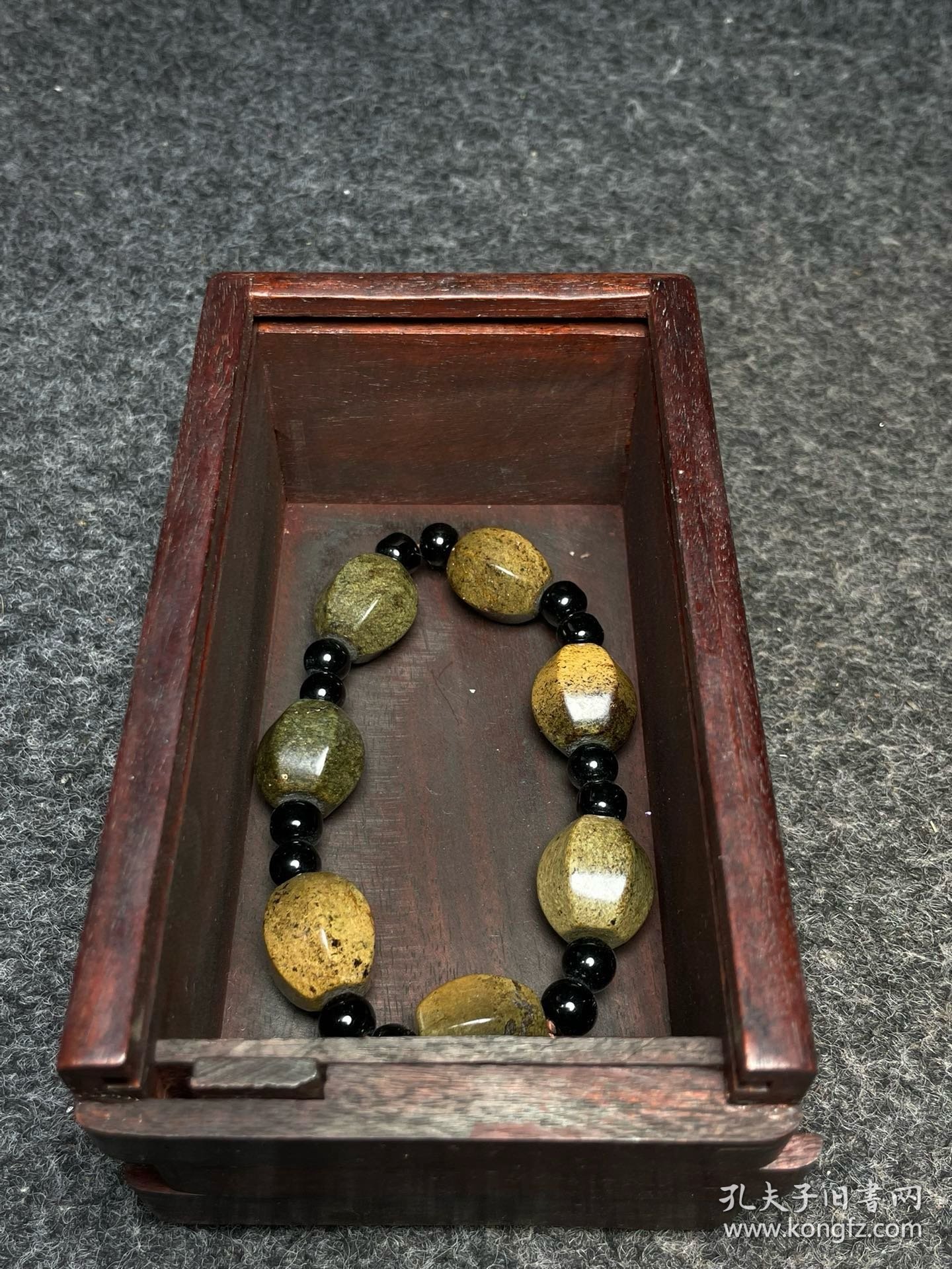 花梨木镶嵌螺钿首饰盒内珍藏高古玉手串 手串尺寸：直径15毫米 首饰盒尺寸：长宽高13.5/8/6厘米