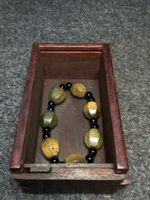 花梨木镶嵌螺钿首饰盒内珍藏高古玉手串 手串尺寸:直径15毫米 首饰盒尺寸:长宽高13.5/8/6厘米