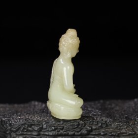 旧藏 和田玉佛，玉质细腻油润，包浆老道，尺寸 长 3.9厘米，宽 2.3厘米，高 5.8厘米，重 45.3克