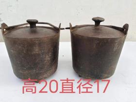 清代铁药桶一对，用料厚重，器型精制，品象包浆如图。