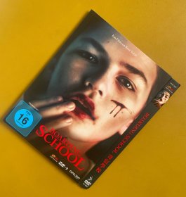 寄宿学校DVD 盛佳独家德版D9，中文字幕，2018年美国悬疑恐怖B级邪典作品，设定猎奇、故事反转，充满类型片技巧。