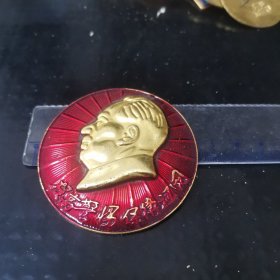 主席金色头像放光芒，提高警惕，保卫祖国。背面赠给伟大的中国人民解放军，背面东湖市革命委员会，1969年春节。直径60mm。