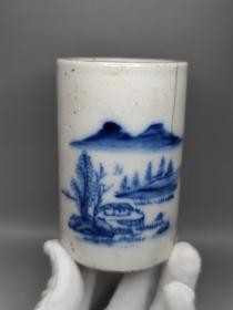 清代青花笔筒，山水题材。直径7.3cm 高11.3cm。