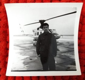 70年代帅气的男青年在飞机前留影老照片