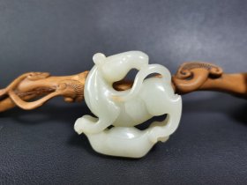 和田玉马 规格: 4.8x4.8x1.3厘米，重42 克 密度高，沁色自然，油性十足，雕工精细考究，寓意好，玉质细腻温润，收藏精品！