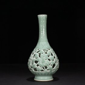 清乾隆粉青釉镂空缠枝花卉纹胆瓶 31*14厘米