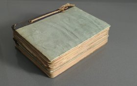 毛主席各时期的讲话手抄本（2本合售，16.5×12公分左右。总计抄录207种，427页左右。时间自1914年—1970年期间的讲话，指示等，有些篇幅较长，两本基本上都写满，内容丰富，外观陈旧，内页完好）。