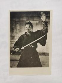 王羽，剧情手持剑照片一张，原名王正权，1944年3月28日出生于中国上海，祖籍江苏无锡，华语影视男演员、导演、编剧、监制、制片人。王羽共拍摄了60多部武打片，参与制作和监制的电影共计有80多部，为新武侠世纪的第一位武侠电影红星。