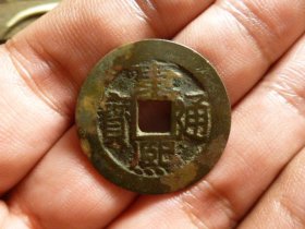 康熙通宝满汉昌宽边27+传世极美品，品相完好，直径2.74cm,厚1.2mm,收藏级，包老包真。