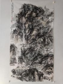 保真书画，杨立军《近水远山俱有情》六尺整纸山水画一幅179×97cm。杨立军，北京市人。中国美术家协会会员，国家一级美术师，北京美术家协会会员，中国老挝人民友好使者，艺术在场艺术家联合会主席，玲珑美术博物馆名誉馆长，北京原创书画院执行院长，燕赵画院副院长，北京凤凰岭助教班姜宝林先生助教。