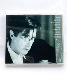 Bryan Ferry  Boys And Girls 日版带侧标
前华丽摇滚乐团Glam Rock的始祖乐团Roxy Music的主唱。横跨70、80年代，以其翩翩绅士气质与深情嗓音，随著Roxy Music的窜红，开始着手进行个人演唱生涯的录制工作。此专为Bryan Ferry 单飞后个人作品的巅峰之作，堪称神专，95日版，实拍图片，品相很好。