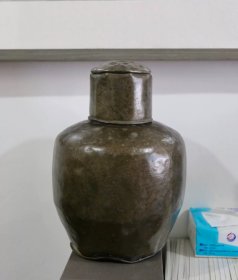 清代 大号的茶叶老锡罐
品相完好无漏裂，年代久远稍有变形，高约29厘米，1869克。