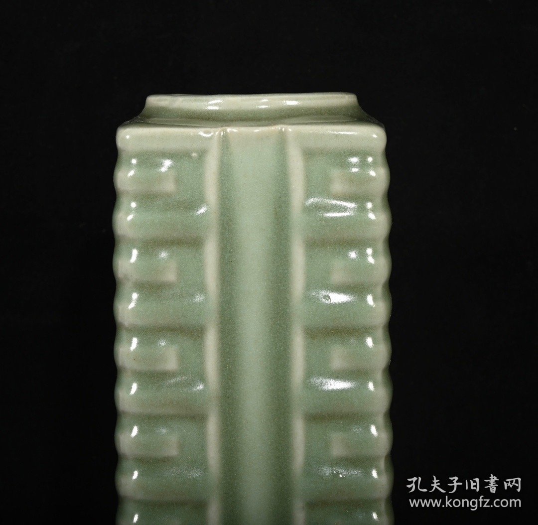 旧藏宋龙泉窑豆青釉琮式瓶，高19×7.5厘米