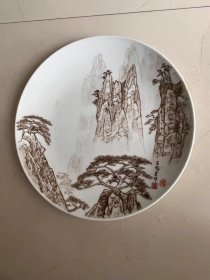 落款工艺美术大师王锡良的手绘瓷盘一个，直径26厘米，边缘有点小缺，没有冲线，其它的地方都是完整的，卖3千元。