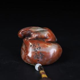 寿山巧雕福兔手抓件，原石原色，石质细腻，长5.2厘米宽5厘米，重149克