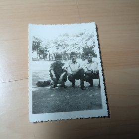 老照片–三个青年蹲在篮球场留影