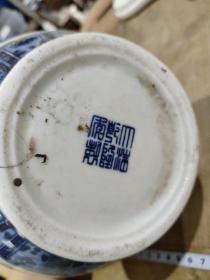 大清乾隆年制青花瓷花瓶，高度约31cm