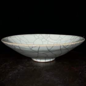 宋官窑月白釉碗，高5.5直径21cm