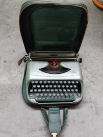 六十年代，美国进口“皇家”牌打字机，原装手提皮包，全金属外壳，保存完好，品相一流，正常使用
