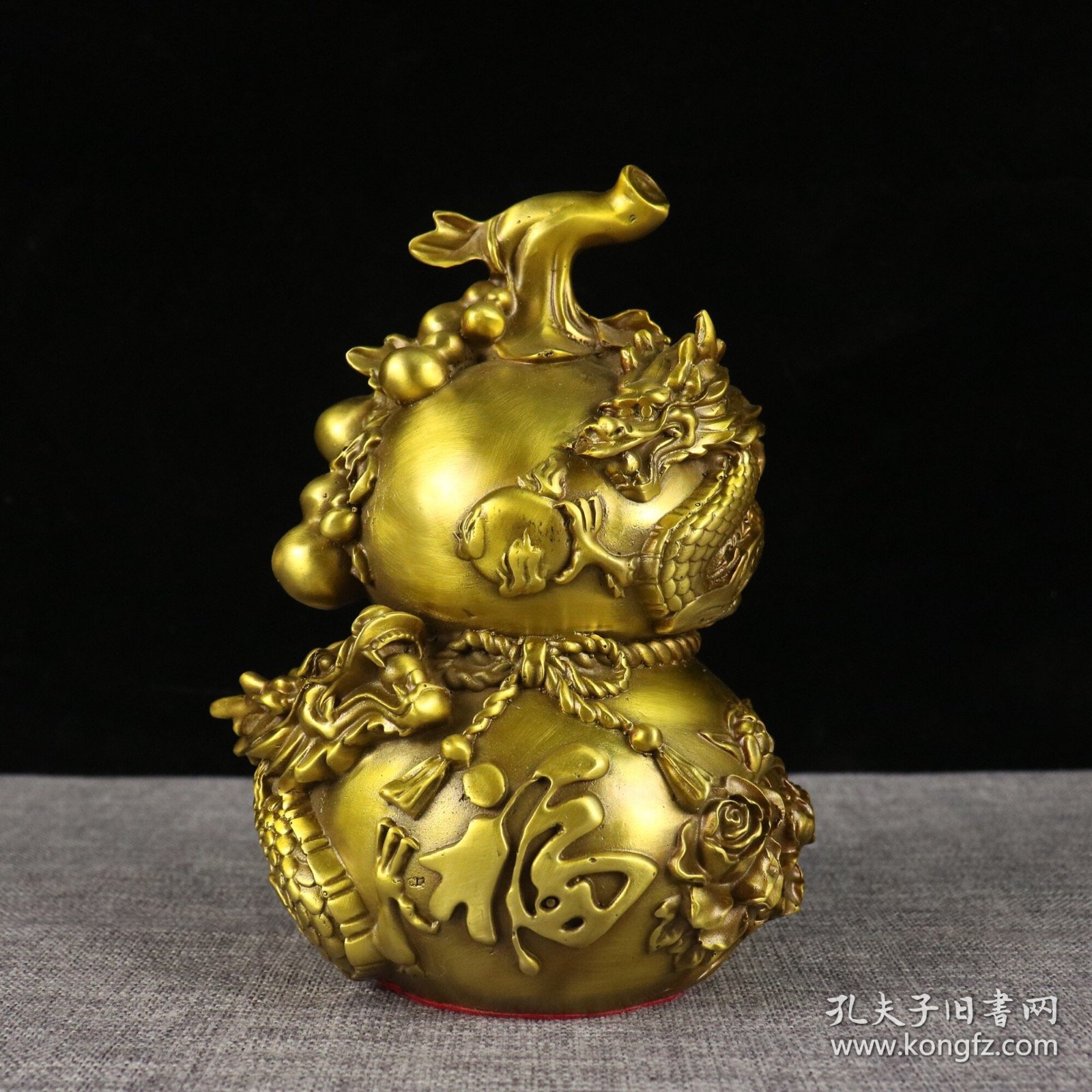 铜葫芦  祥龙献瑞葫芦 摆件，品相如图
直径15高20厘米
重2.2kg