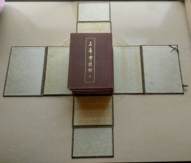启功毛笔签名落日期赠著名藏书家黄俊东、万依签名落日期、黄俊东批注钤印《三希堂法帖》一函四册，北京日报出版社1984年初版，所用底本为乾隆时精拓最全本。 首册扉页有启功先生签赠：“题签请俊东先生教正，启功，一九八五，九，廿九，北京。” 下方贴有黄俊东手写并钤印的黄颜色签条：“此书有中国书法家协会主席启功先生及为本书写序言的万依先生题签及题名，十分珍贵。（万依的签名见本书第五页）