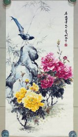 喜鹊，花鸟画，小写意画法，老师的牡丹和小鸟皴法点染，画的非常细，山东省美协刘宝国老师的真人真迹纯手绘作品，假一赔万，终身保真，支持第三方鉴定，老师的牡丹和红腹锦鸡，公鸡，母鸡，小鸟画的不亚于中美协老师，实际画的比照片拍出来要漂亮的多，照相光线不好，笔法苍劲有力，花瓣画的很逼真，鸟也很棒，行云流水。尺寸1.36米×70公分的，四尺整张的，家里客厅，餐厅，卧室，书房，玄关都可悬挂，非常合适！