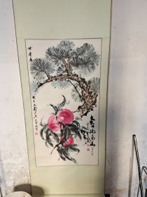 曹望平，男，1932年出生，汉族，湖北大学国画专业本科结业，写意花鸟画多次参加全国、省、市书画展，获奖作品分别入编全国美术，书法民间工艺大展选集和海峡两岸书画大赛优秀作品集等。中国国画家协会会员，中原书画研究院高级研究员，武汉政法工作者书画研究会理事