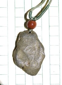 铁陨石吊坠，32克，经典陨石吊坠，疑似埃及卡米尔陨石，原汁原味，银白色不锈蚀，强磁性比重大，非诚勿扰。