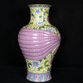 清乾隆黄地珐琅彩描金缠枝花纹包袱瓶 高35.5厘米 直径21厘米