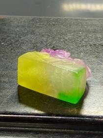 高冰高荧光翡翠多彩印章，选料上乘，冰透水润，立体雕刻，成色漂亮，油润包浆，摆放端正大气，完整全品。Y25