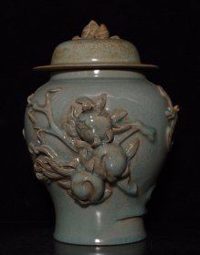 宋汝窑堆雕福寿纹将军罐，高27.5×19厘米