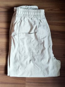 米色长裤一条 尺码：XL，号型（180/84A） 家中孩子闲置二手衣衫，完美主义者勿拍 详情请看图（图为实物拍摄）