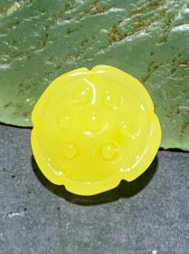 天然乌克兰蜜蜡雕刻莲蓬吊坠（扣子）一个，
