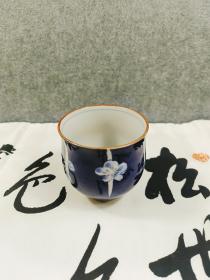 有田烧  青花绘 茶杯茶碗茶盏主人杯茶汤吞  有款，握手感佳  尺寸约杯口径约7.3cm高7.2Cm.
唯一只
[感谢]已收藏好，不再另行拍照拍视频
[感谢]中古物品会有岁月痕迹，氧化、脱 金、划痕等；而陶瓷器烧制过程缩釉、杂点、气泡，凹凸点等均属正常现象，完美主义者慎拍。售出后不退换。
[感谢]陶瓷器是易碎品，请买家收货时务必检查完好无损再签收，任何情况下签收均视为货品完好，后期不予处理哈。