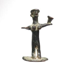 埃兰青铜雕像，带杯子的母亲女神 - 约公元前 2000 年。 (6,1cm)