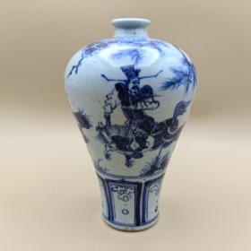 青花人物【萧何追韩信】梅瓶，全品，绘画人物骑马者威武，牵马者姿态稳重，马匹奔跑姿态优美马尾上扬活泼，被牵的马匹张口长啸，栩栩如生。胎脂干老，底足火石红明显底部微微内凹，厚圈足，青花发色沉稳纯正，釉面肥厚有质感，放大图可见起伏不规则气泡并伴有死泡。器型肥美有元代大型青花瓶风韵。看图