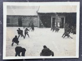 抗战时期 山东济宁地区驻扎的日军在军营大院内打雪仗 原版老照片一枚（背面有1940年2月28日“濟寧憲兵隊”检阅章。）