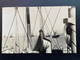 民国，扬子江日军运输船群银盐照片式明信片。长13.5厘米，宽8.5厘米。