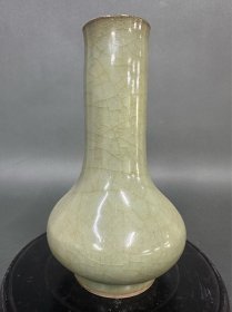 宋官窑瓶子  
高18.5厘米直径11厘米