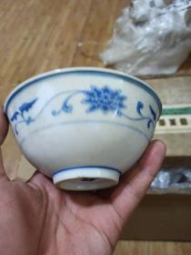 六十年代，景德镇制青花碗。有一小磕