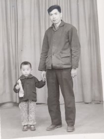 50-60年代帅哥叼烟牵着手拿玩具的儿子合影照片