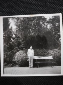 1970年代《老照片》街道上提包女子