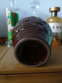 酒瓶。天下粮仓双耳陶瓷酒瓶，42度1000ml。河北天下粮仓酿酒股份有限公司出品。（非钱币，烟标，邮票，连环画）