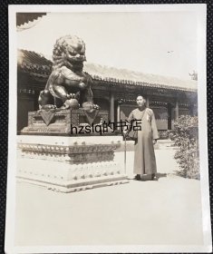 民国北京颐和园铜狮旁男子留影及周边景象，老照片影像清晰，较为难得