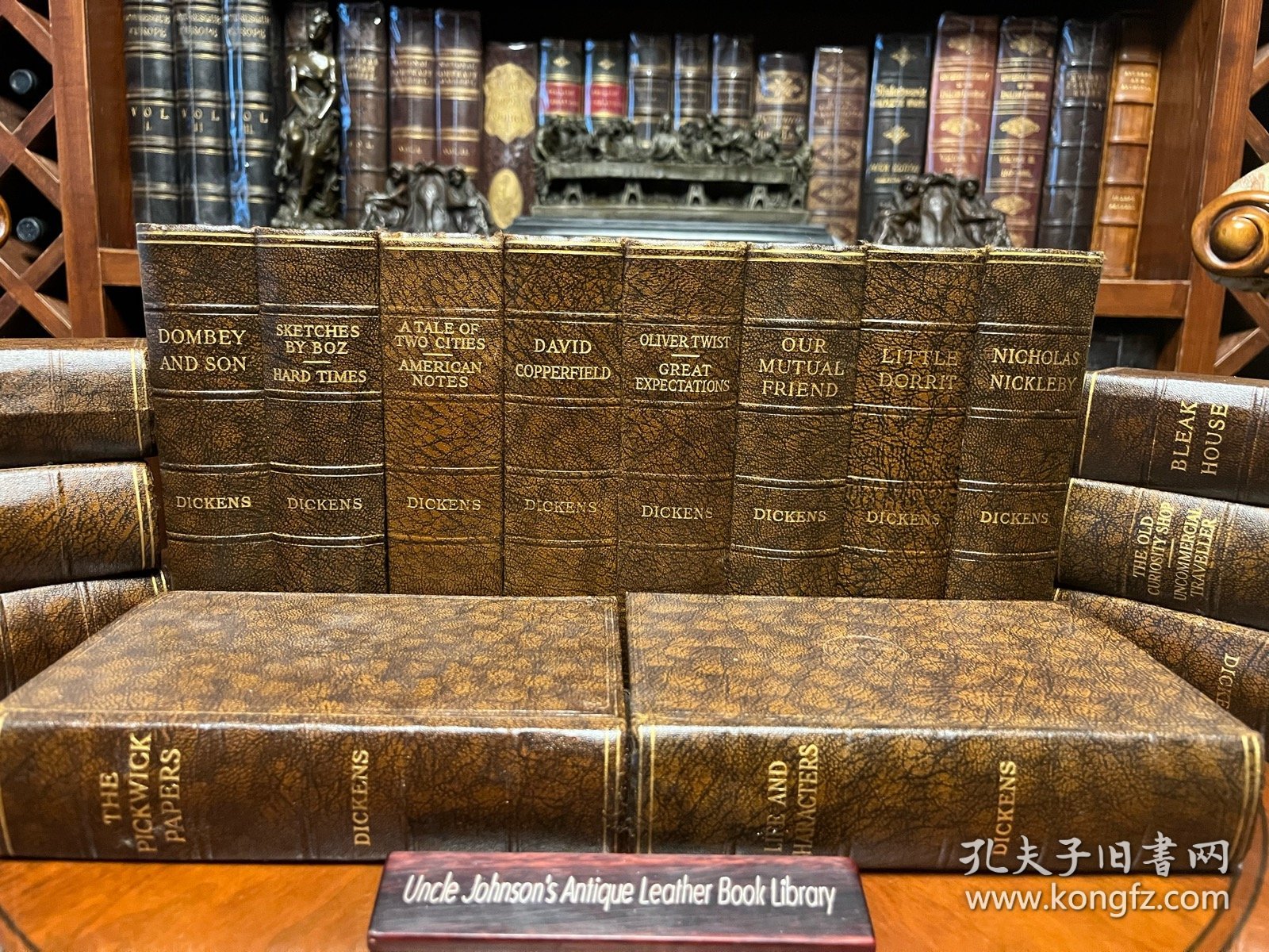 《狄更斯文集》16册大全套。 伦敦著名出版社ODHAMS PRESS 从1930年开始陆续出版了一系列世界名著珍藏版，此为之一，此系列统一深棕色漆布装帧，竹节背压花烫金，插图本。此组封面凹印狄更斯头像标志。